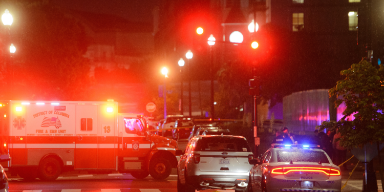 2 funcionários da Embaixada de Israel morrem baleados em frente ao Museu Judaico de Washington, nos EUA