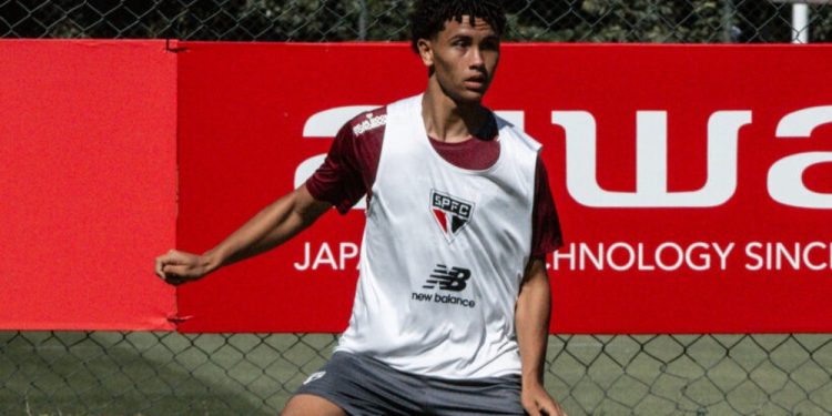 Lateral-direito de 16 anos começa a ser observado por Zubeldía nos treinos do São Paulo
