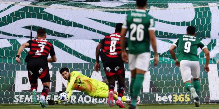 Rossi defende 40% dos pênaltis no Flamengo e pula para o mesmo lado em nove de dez