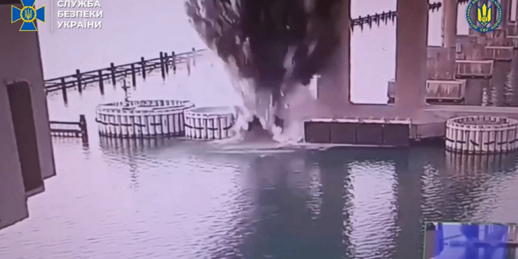 Carla Zambelli deixa o Brasil e diz que pedirá licença do mandato