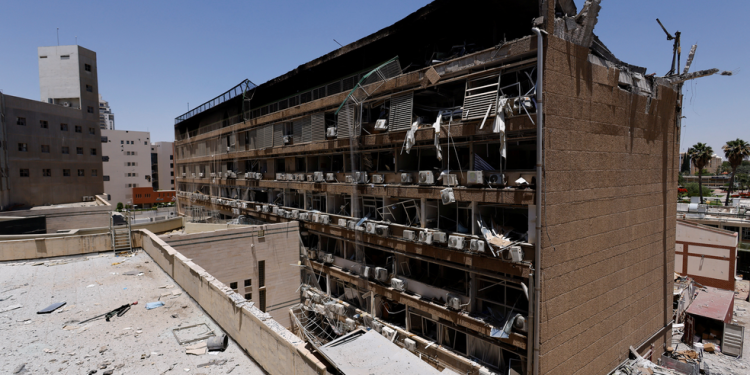 Irã ataca hospital em Israel e deixa dezenas de feridos; Netanyahu diz que ‘cobrará o preço’ de Teerã