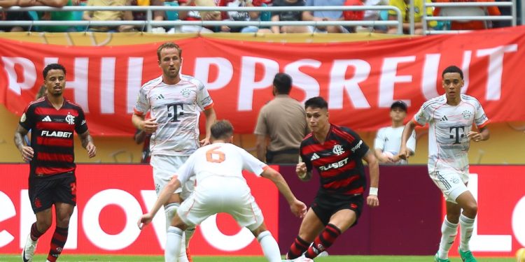 Erros em eliminação do Flamengo na Copa do Mundo de Clubes deixam Luiz Araújo desolado