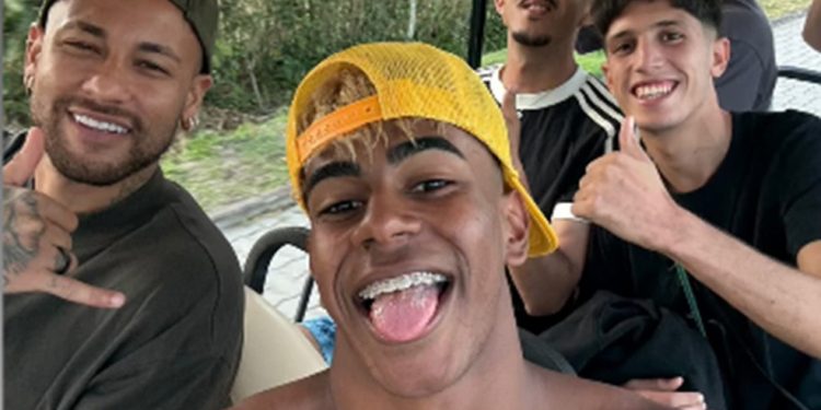 Neymar e Yamal passeiam de carrinho durante férias em Mangaratiba