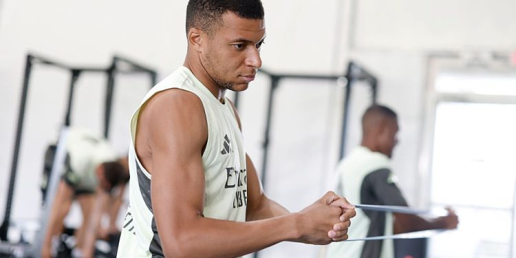 Mbappé treina após hospitalização e sofre com mudança física; veja fotos