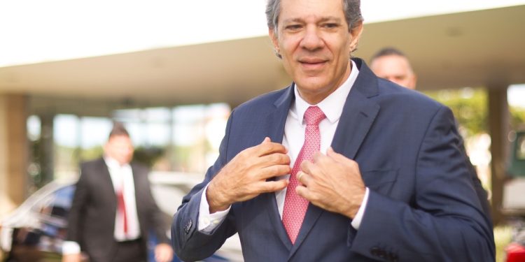 Governo discute cortar gastos com Fundeb e benefícios fiscais para rever alta do IOF