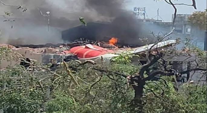 Avião com mais de 240 pessoas a bordo cai na Índia; ao menos 40 mortos, diz imprensa