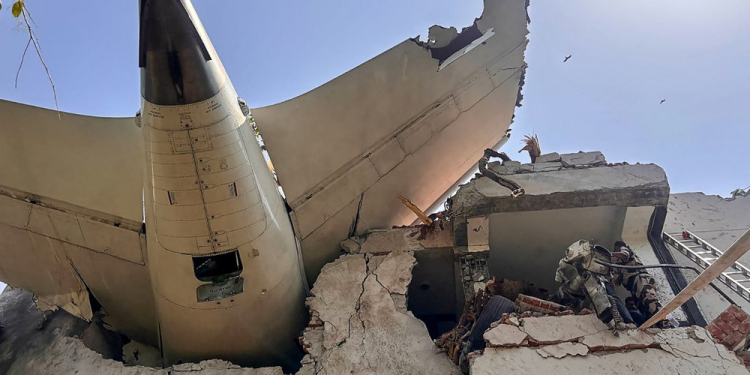 Acidente com a Air India: fornecimento de combustível para os motores foi cortado pouco antes de avião cair, aponta investigação