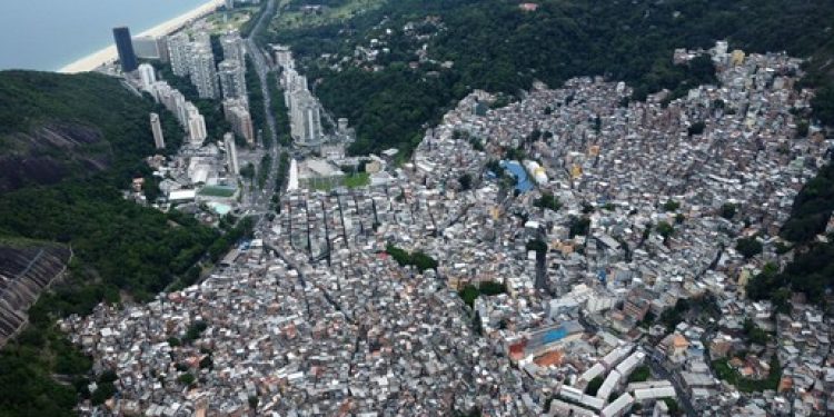 Maior fortaleza do tráfico, Rocinha é ‘blindada’ com 1.500 fuzis, arsenal até sete vezes superior ao de um batalhão operacional da PM