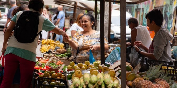 Tarifaço nos EUA já reduz preços de alimentos no Brasil. Veja o que pode ficar mais barato