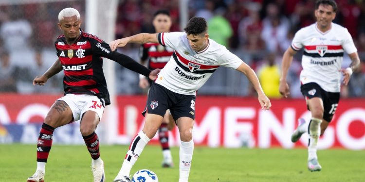 Análise: sem ver a cor da bola no Maracanã, São Paulo leva choque de realidade na estreia de Crespo