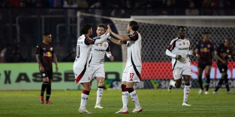 Análise: com dedo de Filipe Luís, Flamengo mostra nova face em virada sobre o Bragantino