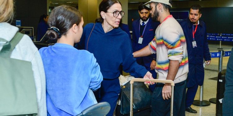 Família de Preta Gil chega ao Brasil no mesmo voo que o corpo da cantora