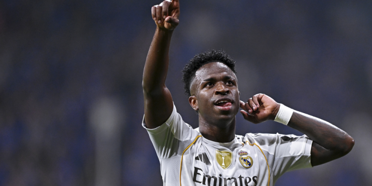 Vini Jr. e Mbappé sofrem ataques racistas em jogo contra o Oviedo