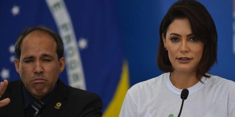 Michelle fala em “humilhações” após determinação de presença policial na casa de Bolsonaro