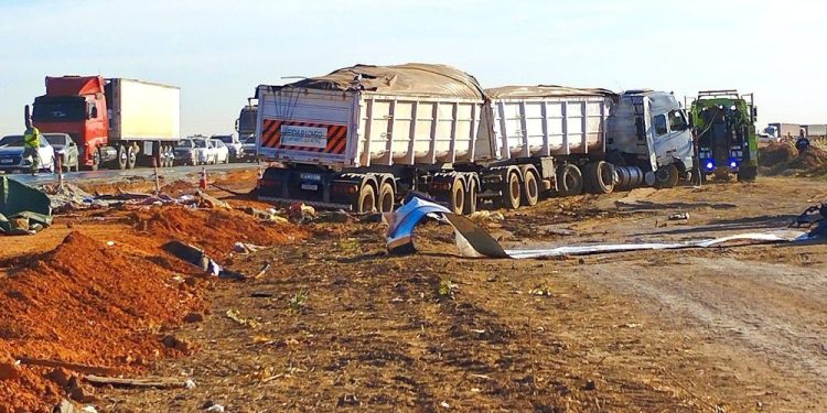 Batida entre ônibus e carreta deixa 11 mortos e mais de 40 feridos na BR-163 em MT