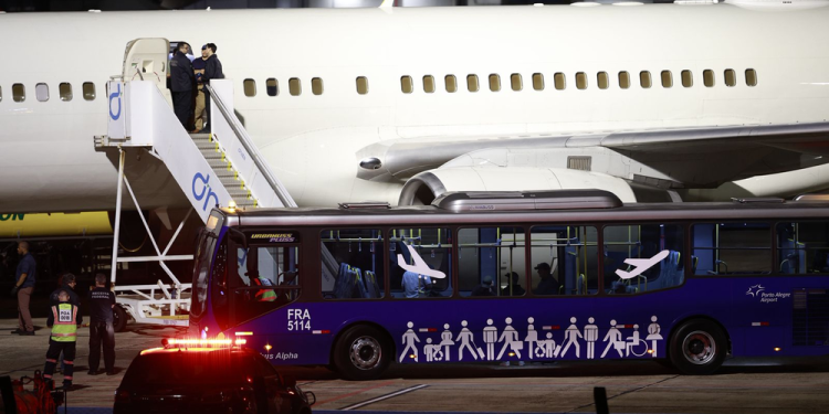 Avião misterioso dos EUA que pousou em Porto Alegre transportava diplomatas, diz PF