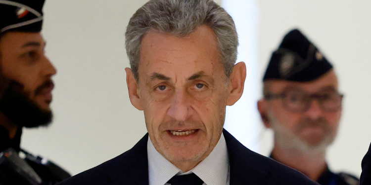 Justiça francesa condena ex-presidente Sarkozy a 5 anos de prisão em caso de financiamento ilegal líbio