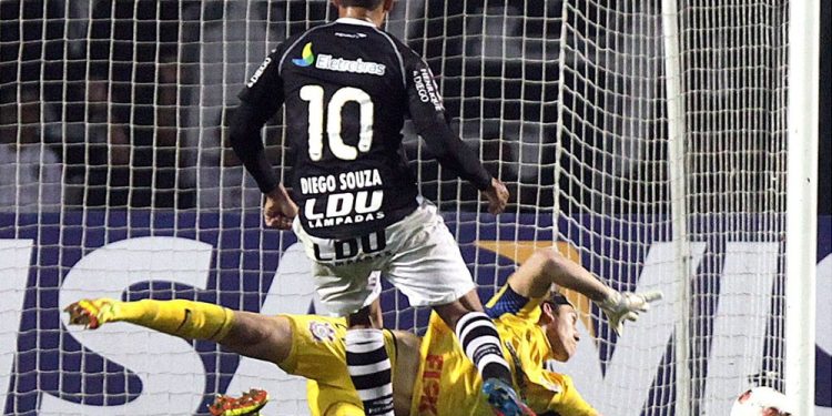 Vasco encara Cássio em busca da primeira vitória em 13 anos de confrontos com o goleiro