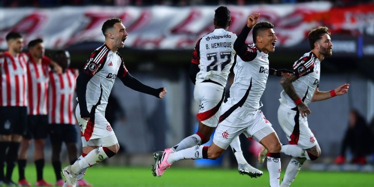 Análise: Flamengo flerta com eliminação, mas avança e ganha lição de como jogar Libertadores