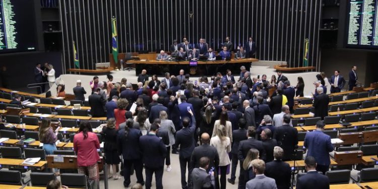 A Câmara dos Deputados aprovou na última quarta-feira o caráter de urgência para a tramitação de uma proposta que almeja dar anistia aos condenados por atos golpistas.