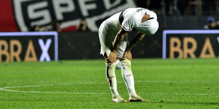 Análise: Crespo abre mão de suas convicções, não encontra soluções e vê São Paulo sair dos trilhos