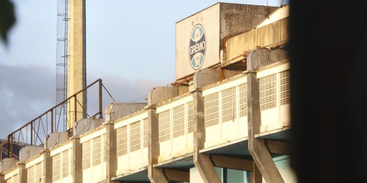 Grêmio fica perto de definir futuro do Olímpico, que tem até árvores no gramado; veja imagens