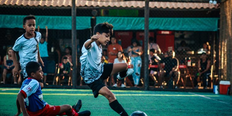 Rosemberg: joia da iniciação da Bahia se destaca no futebol por sua notória ambidestria, qualidade técnica e por jogar em alto nível em categoria acima