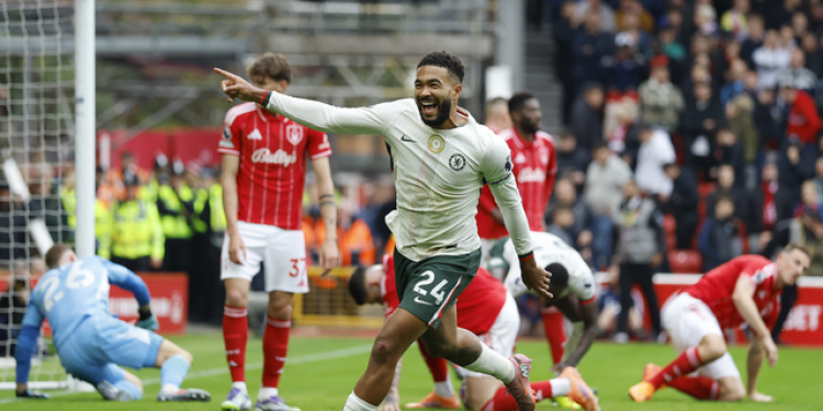 Chelsea deslancha no segundo tempo, vence e cola nos líderes