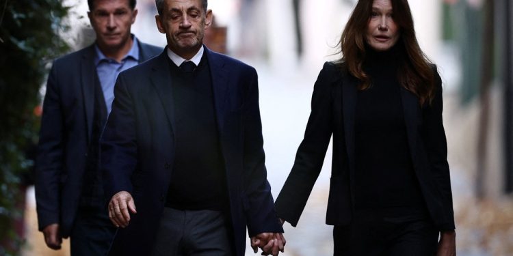 Ex-presidente francês Nicolas Sarkozy chega à prisão em Paris