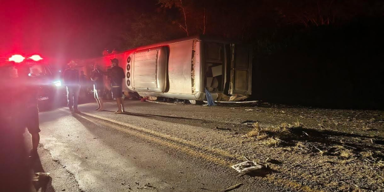 Acidente com ônibus deixa ao menos 15 mortos e feridos na BR-423, no Agreste de PE