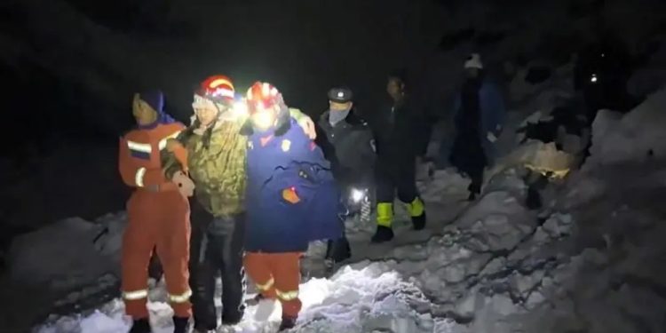 Alpinistas são resgatados após ficarem presos em nevasca no Everest