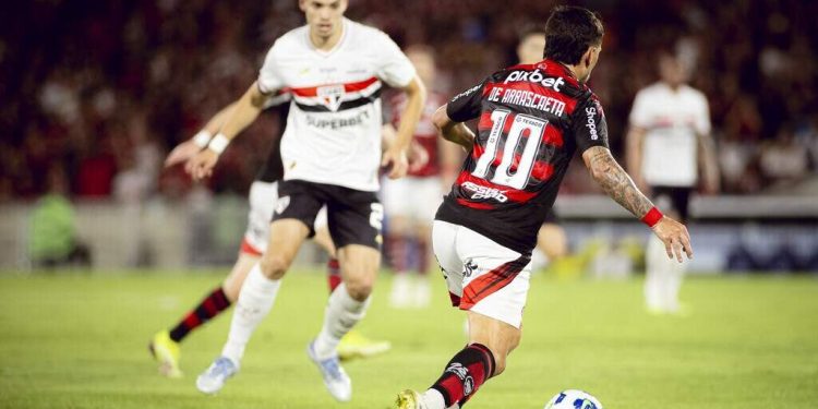 Flamengo encara o São Paulo na Vila Belmiro e pode dormir líder